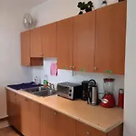 Tv + Netflix / High Speed Internet / Room C