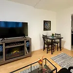 Cozy Apartment In Great Central Location With Free Parking - 31 Night Minimum