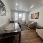 Renovated 2Bedrooms Apartment With Free Parking