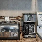Modest 4Bedr Apt - 5Mins Walk From Parc Lafontaine