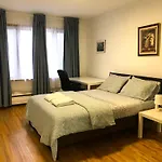 Big Private Room Midmontreal Next To Station Metro - Parking Free
