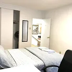 Big Private Room Midmontreal Next To Station Metro - Parking Free