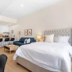 Luxurious Downtown Suite