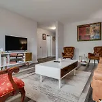 Chic Urban Escape In Montreal