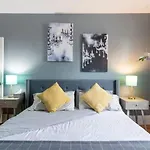 2 Kings In 2 Rooms Downtown
