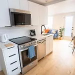 Superb 2 Bed Steps From Downtown And 2Min To Metro