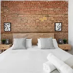 Chic Mile-End 3Br Getaway - Free Parking, Sleeps 8