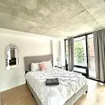 Stylish Two Bedroom Urban Condo In Griffintown
