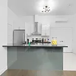 Modern And Cozy 2Bdr Near St-Hubert Plaza