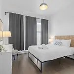 Modern And Cozy 2Bdr Near St-Hubert Plaza