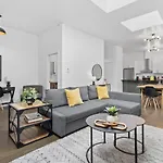 Modern And Cozy 2Bdr Near St-Hubert Plaza