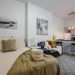 Snug Studio On Bishop Dt Mtl Zw5