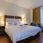 Downtown Crescent Night Life Hotel 208#