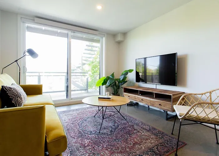 Huge & Swanky Apartment By Atwater Market By Den Stays