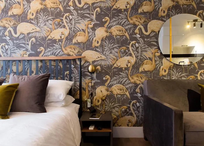 Fun & Funky Little Italy Studio With Full Kitchen By Den Stays