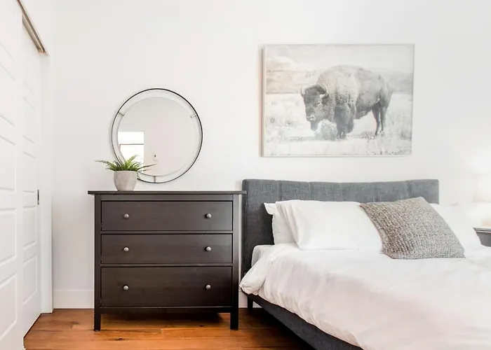 Hip, Stylish Apartment In Little Italy By Den Stays