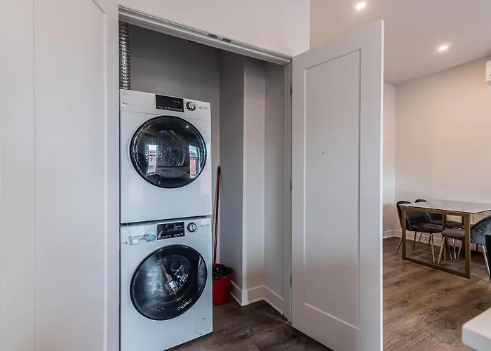 2 Bedroom Luxury In The Mile End By Den Stays