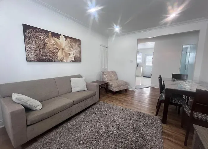 Renovated 2Bedrooms Apartment With Free Parking