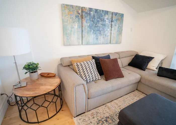 Stylish 1Br Near Subway Your Ideal Retreat