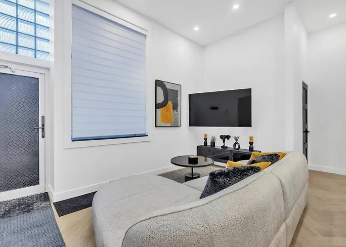 Stylish 2-Bedroom Getaway, Luxurious & Conveniently Located To Experience The Pulse Of The City - Apt 5