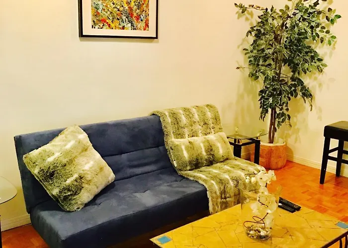 Stylish Montreal Apartment: Comfortable Stay In The Golden Square Mile