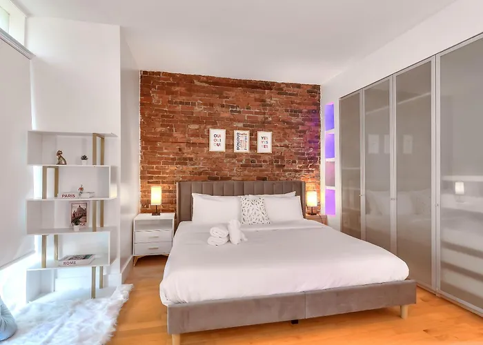 Take A Break In A Modern Loft On Plateau-Mont-Royal