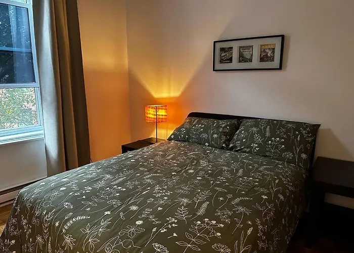 Fully Furnished 2 Bedroom Unit, Downtown, Near Subway, 32 Days Minimum