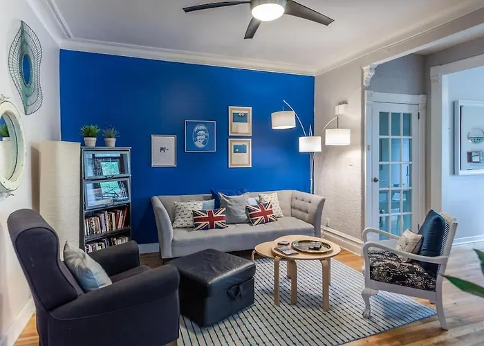 Cozy Montreal Skylight Apartment, Pets Welcome!