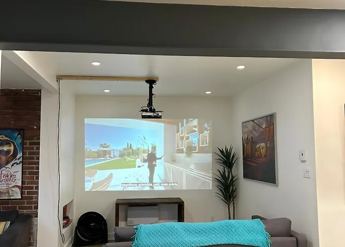 Charming 2-Bedroom Apartment With Garden Near Metro Station & Canal Lachine