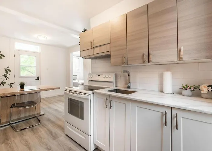 1 Bedroom Apartment With 2 Bed Near St-Lawrence River-1011