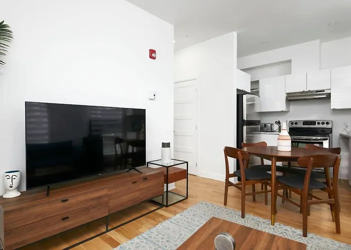 Inviting 2Br1B In Village Downtown Zh2