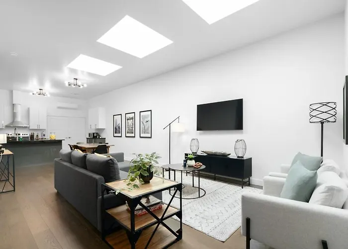 Modern And Cozy 2Bdr Near St-Hubert Plaza