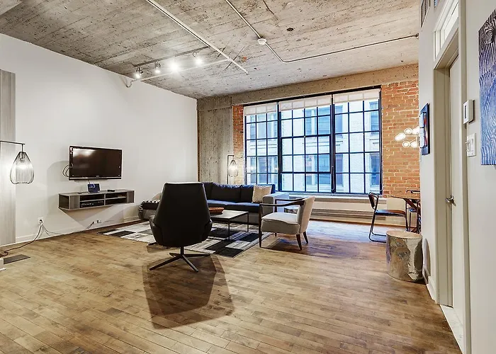 Spacious Loft Next To Square Victoria