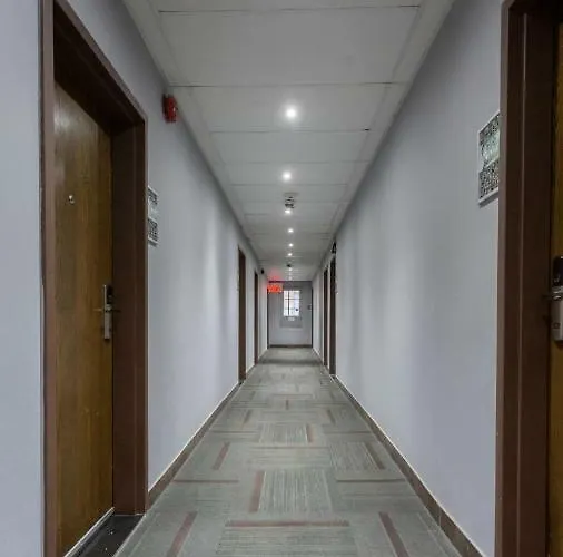 Downtown Crescent Night Life Hotel 208#