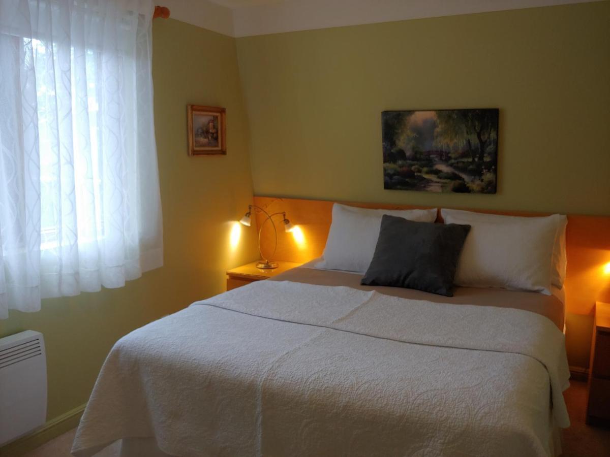 3 Bedrooms 3 Beds Near Metro -2 Parking Free Apartment *