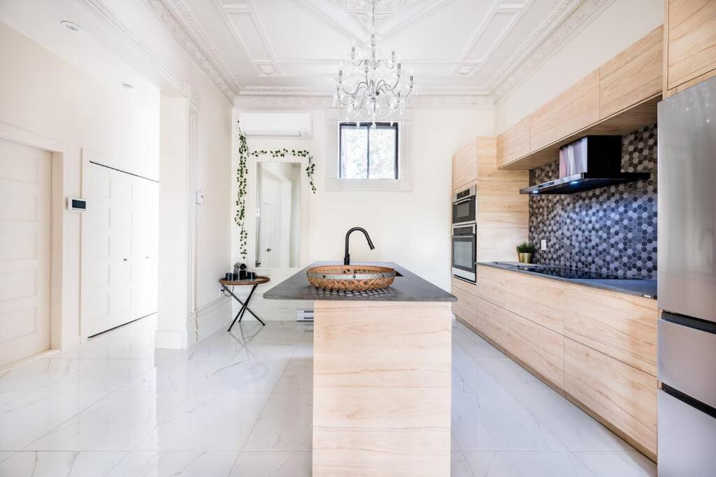 Styled 2 Bedroom On St-denis Street *