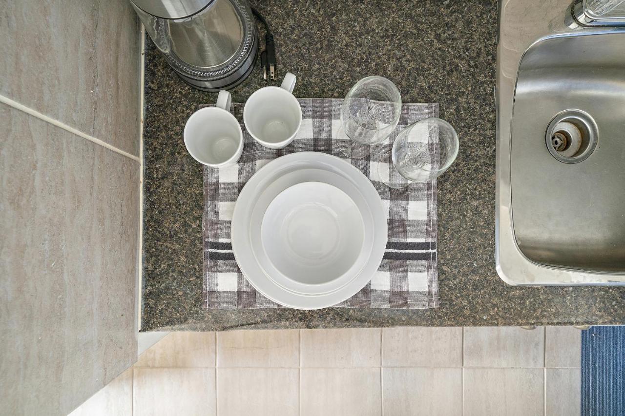 Hutchison By Restavio * Montreal