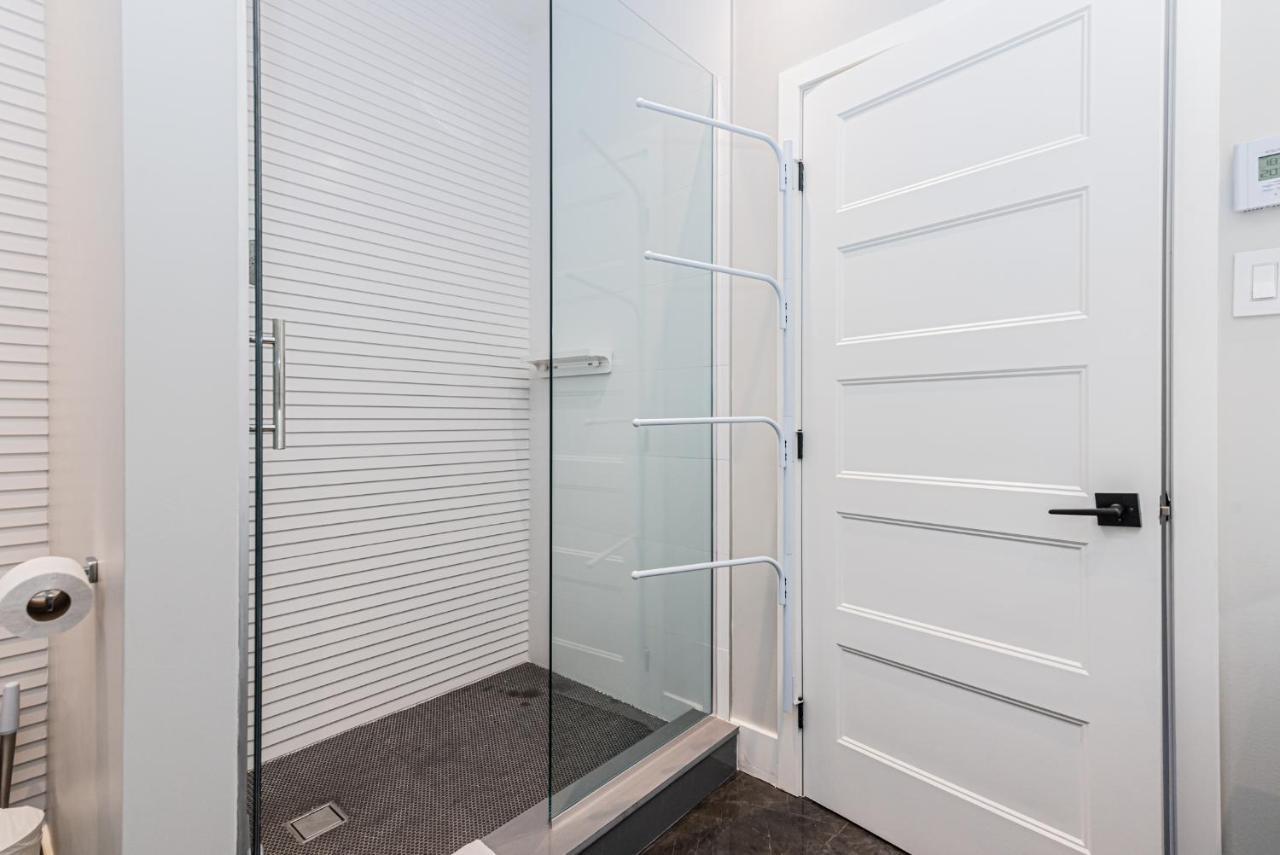 Vast And Perfectly Located 3 Bedroom Flat By Denstays Montreal