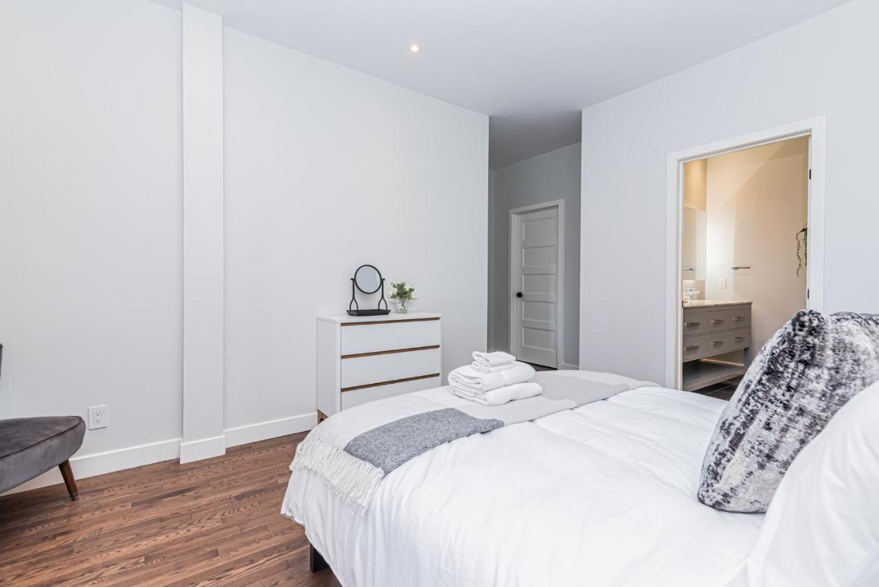 Apartment Vast And Perfectly Located 3 Bedroom Flat By Denstays Montreal