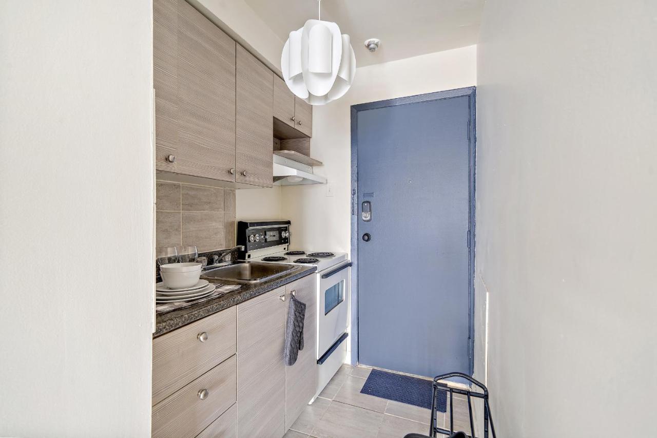 Hutchison By Restavio * Montreal