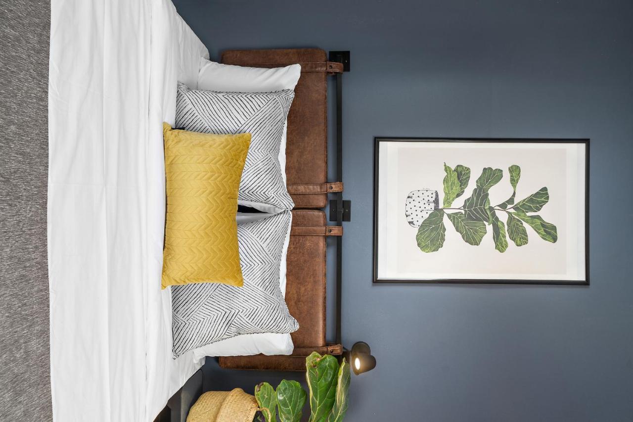 Hutchison By Restavio Montreal