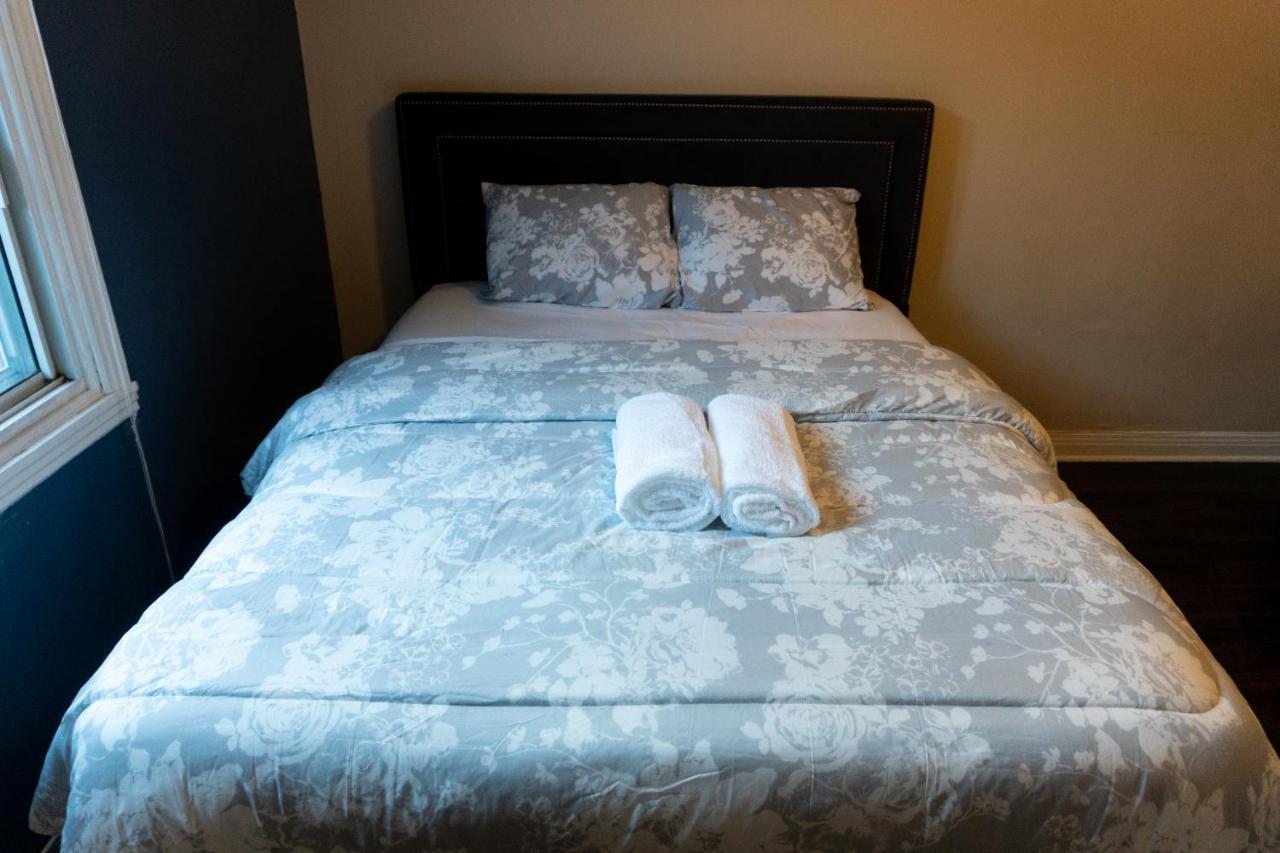 - Affordable With Smart Tv, Shared Kitchen Montreal