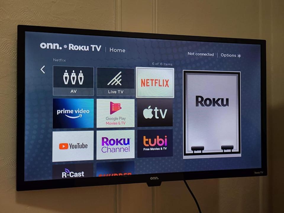 Tv + Netflix / High Speed Internet / C Homestay Montreal