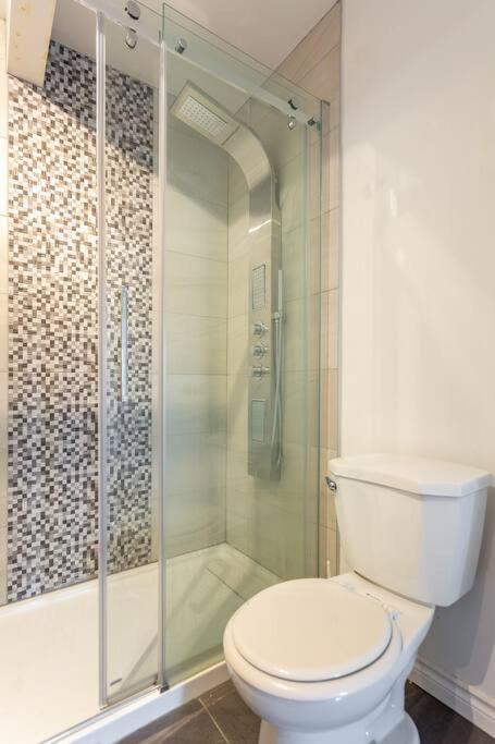 Lovely Unit With Balcony~ Autoroute 40 Montreal
