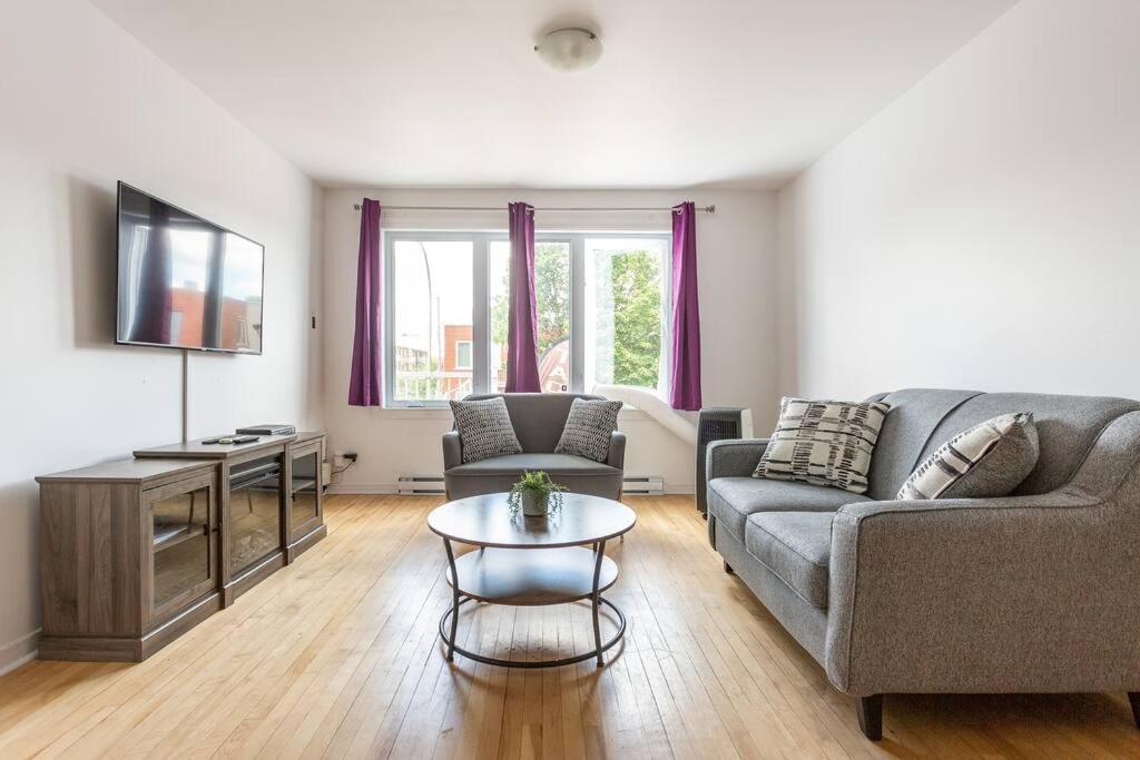 Lovely Unit With Balcony~ Autoroute 40 Apartment Montreal