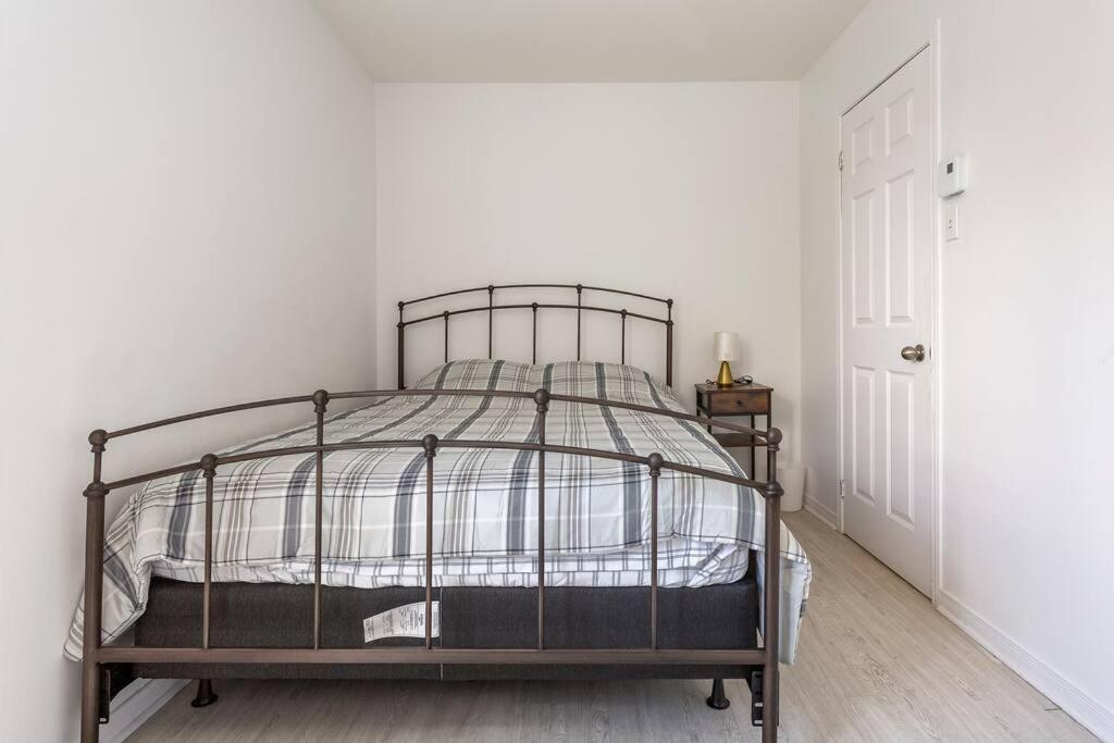 Lovely Unit With Balcony~ Autoroute 40 Montreal