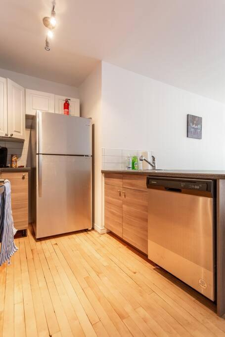 Lovely Unit With Balcony~ Autoroute 40 Montreal