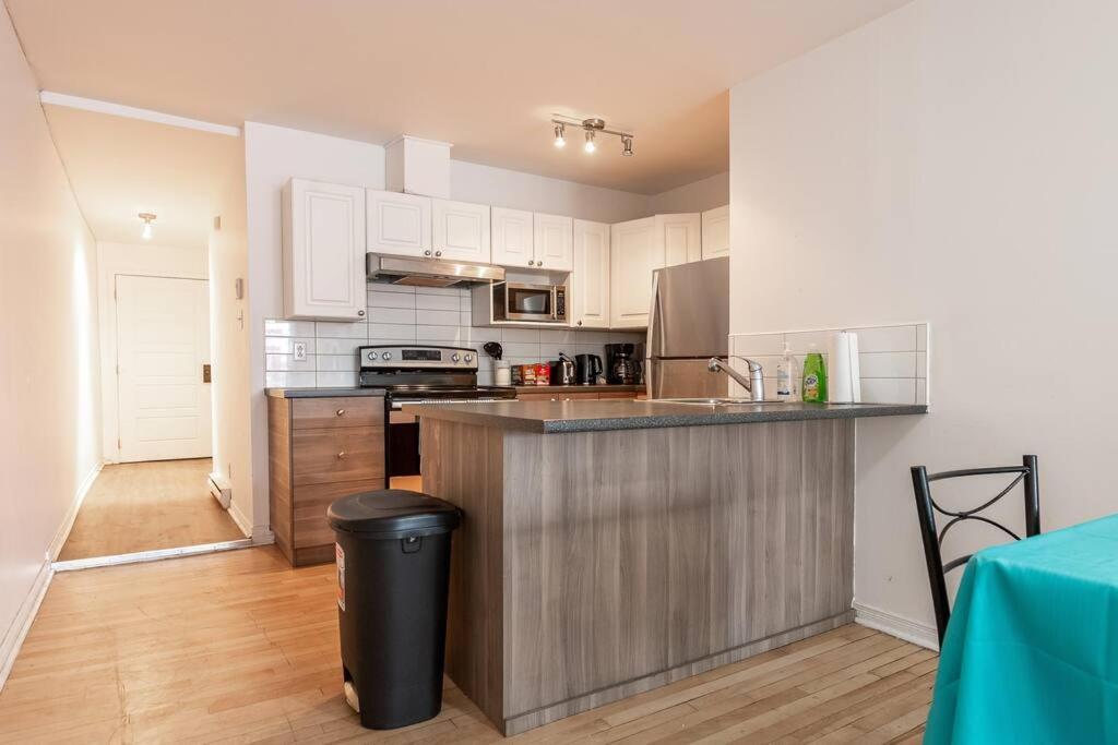Lovely Unit With Balcony~ Autoroute 40 Apartment *