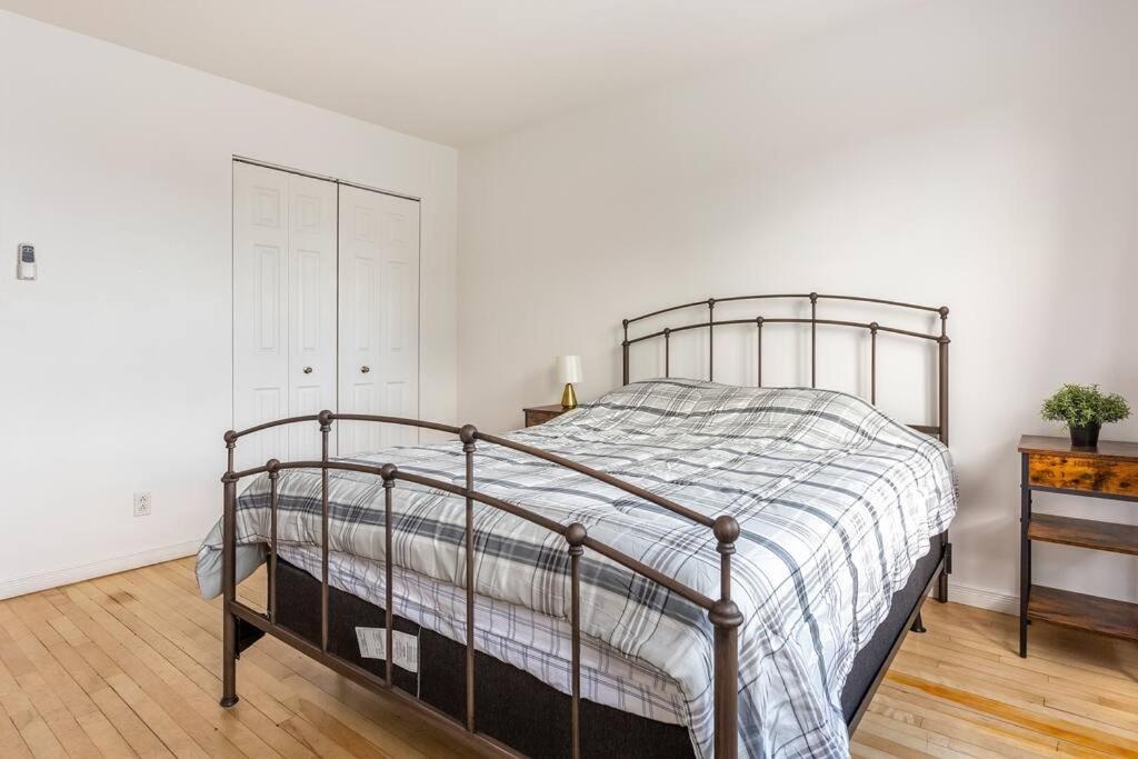 Lovely Unit With Balcony~ Autoroute 40 * Montreal