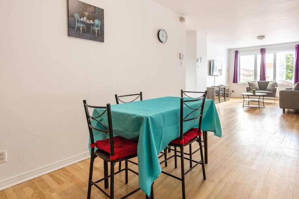 Lovely Unit With Balcony~ Autoroute 40 Apartment Montreal